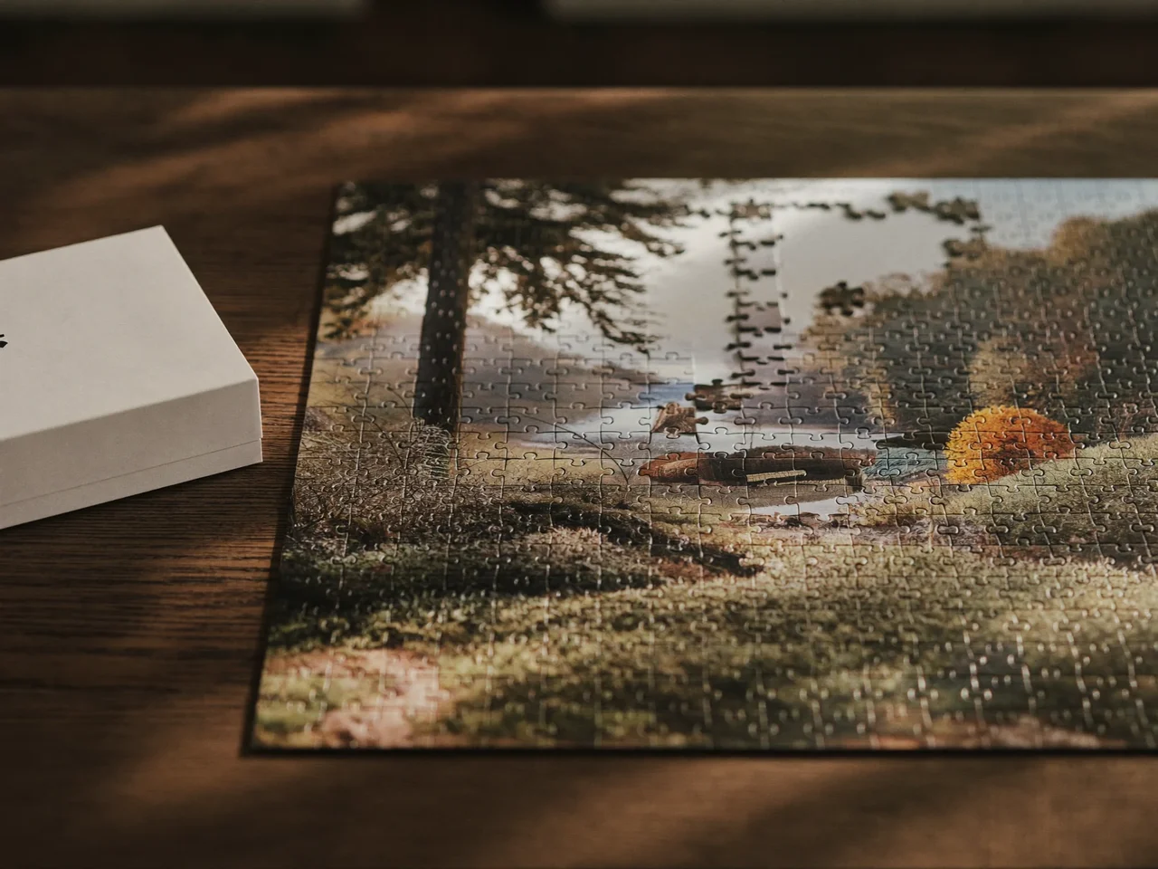 Puzzle paysage de 1000 pièces en cours, à côté d'une boîte sobre