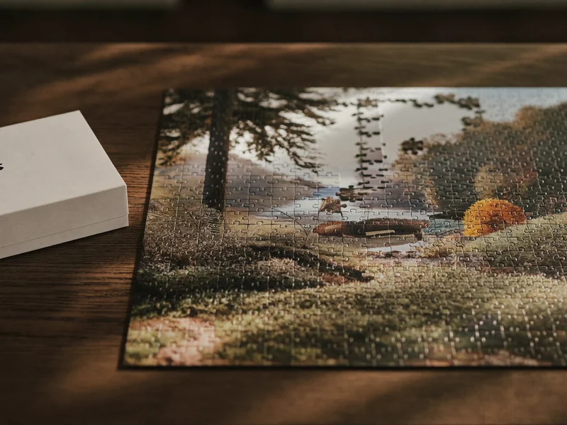 Puzzle paysage de 1000 pièces en cours, à côté d'une boîte sobre