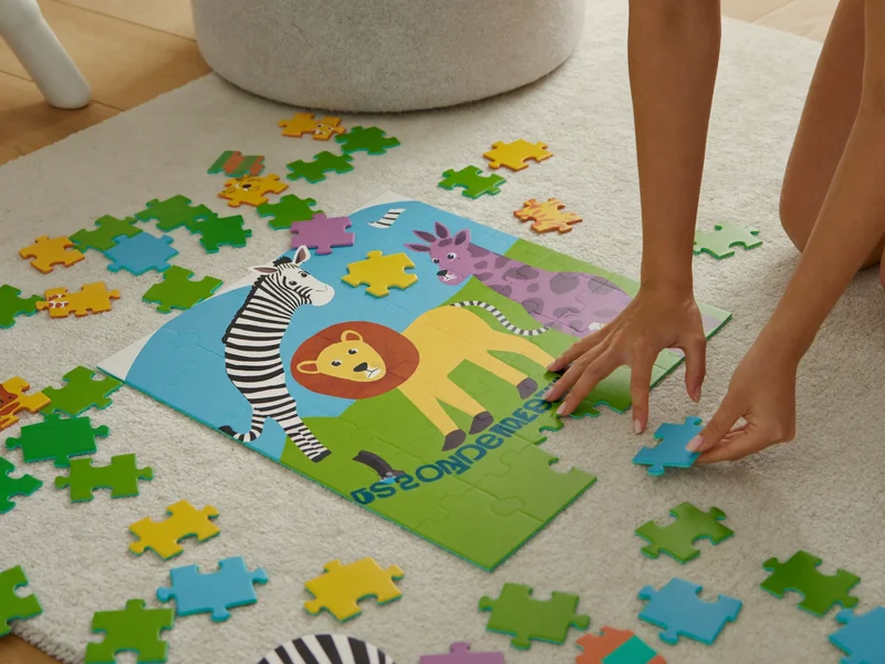 Puzzle de sol pour enfants, grandes pièces d'animaux posées sur un tapis